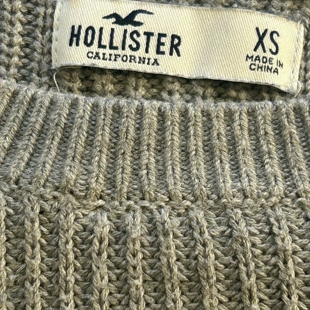 Hollister XS grey cropped knit sweater. Slouchy cut, dropped shoulder. Very nice